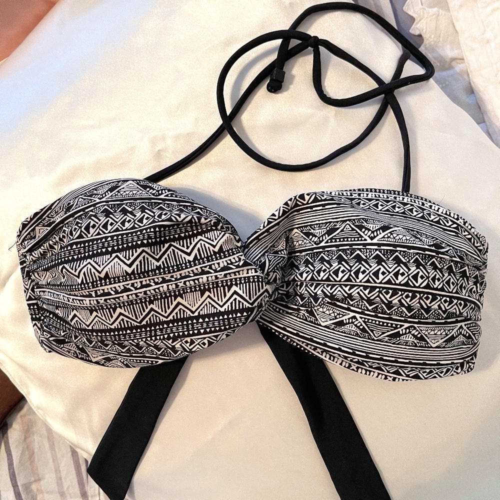 GARAGE - CUTE Black and white bathing suit top